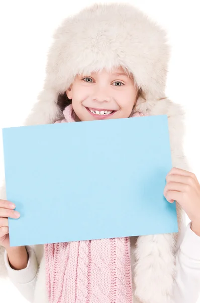 Κορίτσι με το καπέλο του χειμώνα με κενό πίνακα — Φωτογραφία Αρχείου