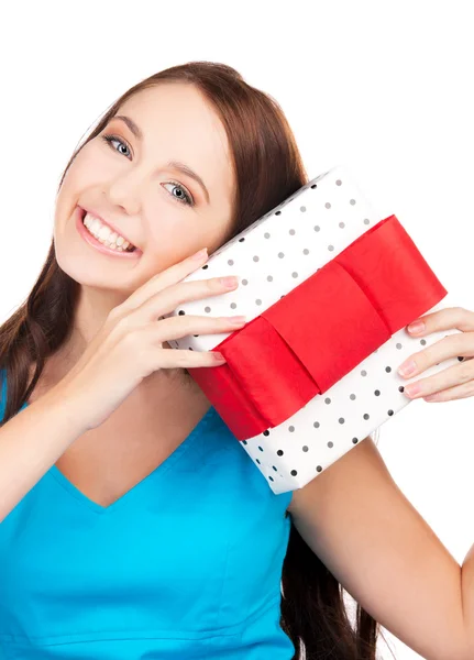 Щаслива дівчина з подарунковою коробкою — стокове фото