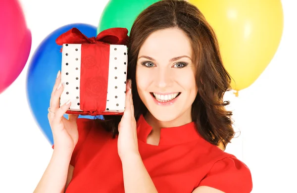 Vrouw met doos van de gift en ballonnen — Stockfoto