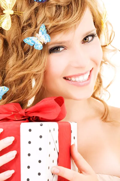 Schmetterling Mädchen mit Geschenk — Stockfoto