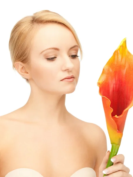 Gyönyörű nő calla virág — Stock Fotó