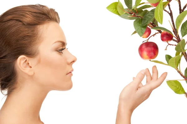 Härlig kvinna med apple twig — Stockfoto