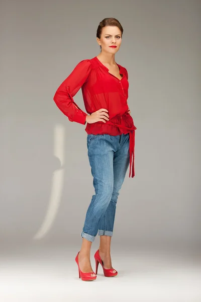 Όμορφη γυναίκα σε κόκκινη μπλούζα και τζιν — Φωτογραφία Αρχείου