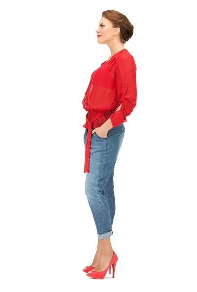 Krásná žena v červené košile a džíny — Stock fotografie