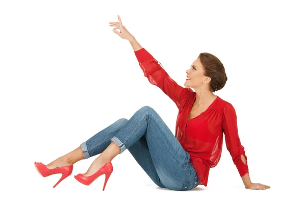 Mujer encantadora en blusa roja y jeans — Foto de Stock