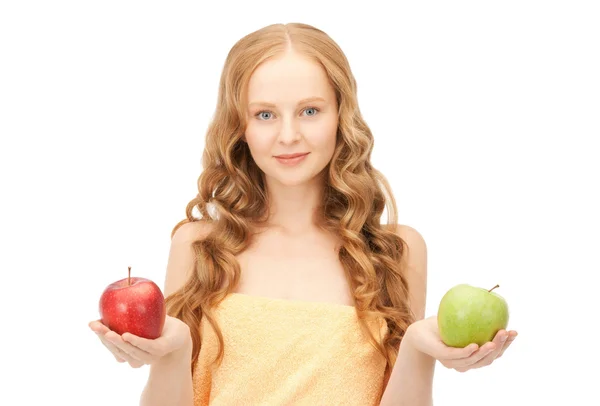 Mulher bonita nova com maçãs verdes e vermelhas — Fotografia de Stock