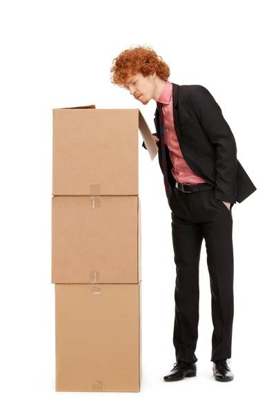 Empresário atraente com grandes caixas — Fotografia de Stock