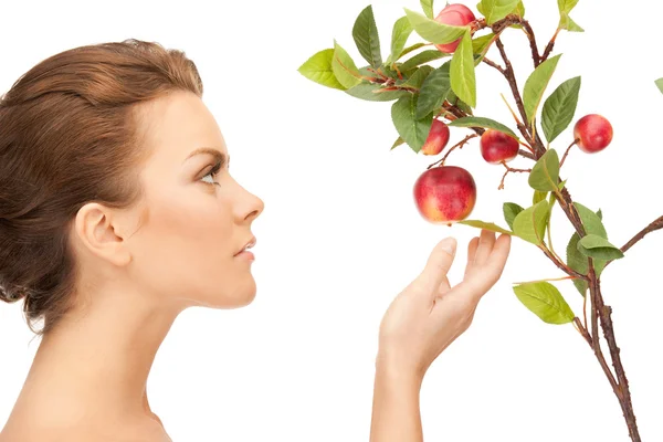 애플 나뭇가지와 아름 다운 여자 — 스톡 사진