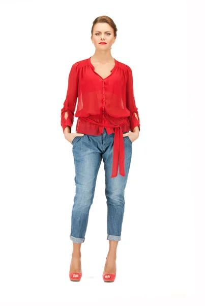Schöne Frau in roter Bluse und Jeans — Stockfoto