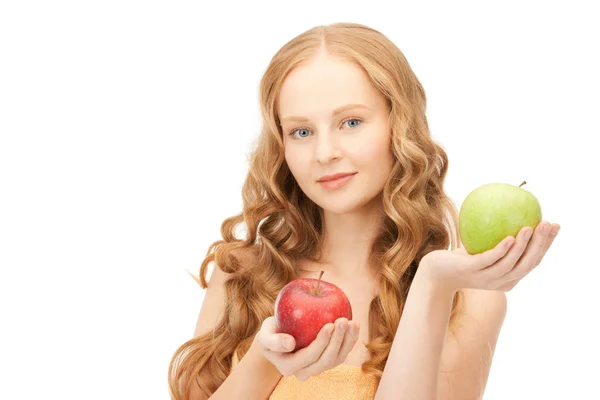 Молода красива жінка з зеленими і червоними яблуками — стокове фото