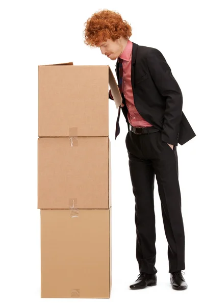 Привлекательный бизнесмен с большими коробками — стоковое фото