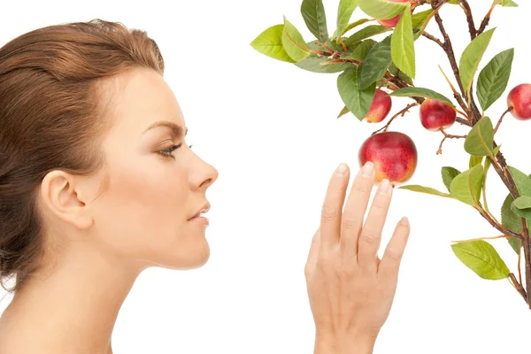 애플 나뭇가지와 아름 다운 여자 — 스톡 사진