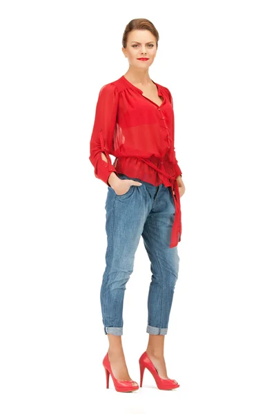Прекрасна жінка в червоній блузці і джинсах — стокове фото