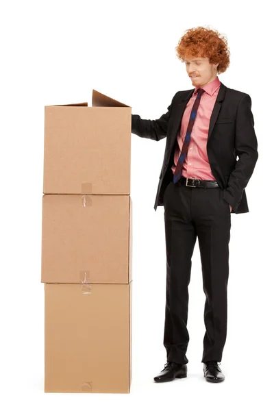 Homme d'affaires attrayant avec de grandes boîtes — Photo