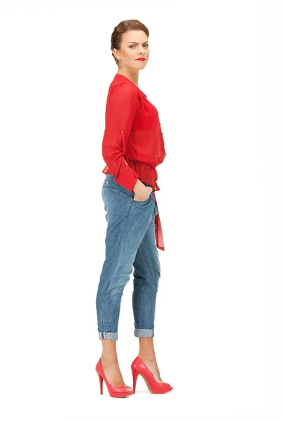 Mooie vrouw in Red Blouse Rode blouse en jeans — Stockfoto