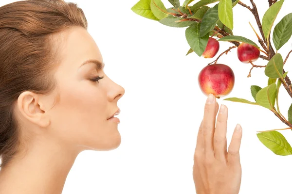 Härlig kvinna med apple twig — Stockfoto