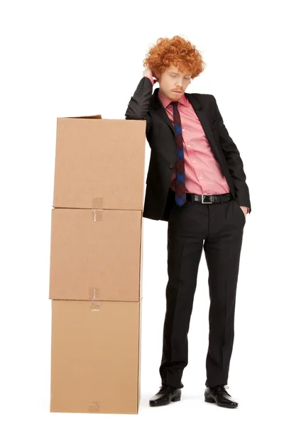 Attraktiva affärsman med stora lådor — Stockfoto