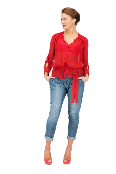 Прекрасна жінка в червоній блузці і джинсах — стокове фото