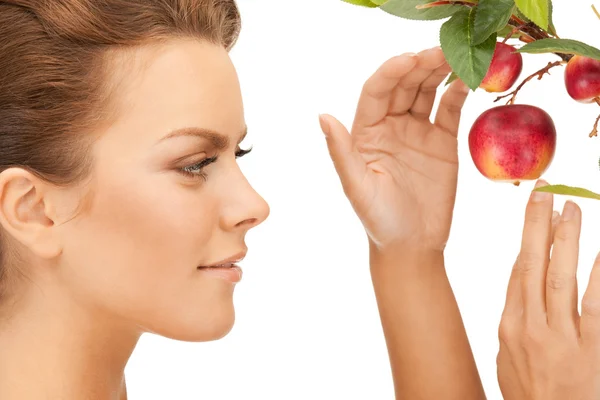 Mujer encantadora con ramita de manzana — Foto de Stock