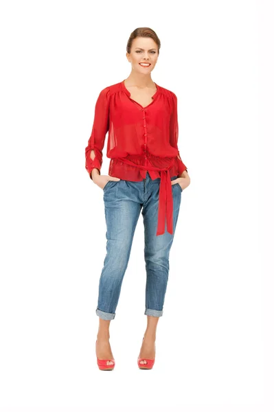 Schöne Frau in roter Bluse und Jeans — Stockfoto