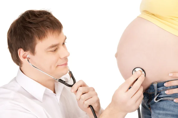 医者と妊婦腹 — ストック写真