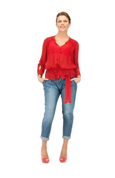 Прекрасная женщина в красной блузке и джинсах — стоковое фото