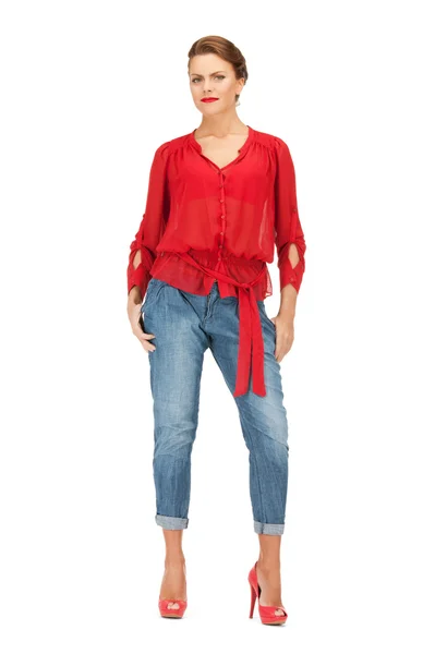 Mulher encantadora em blusa vermelha e jeans — Fotografia de Stock