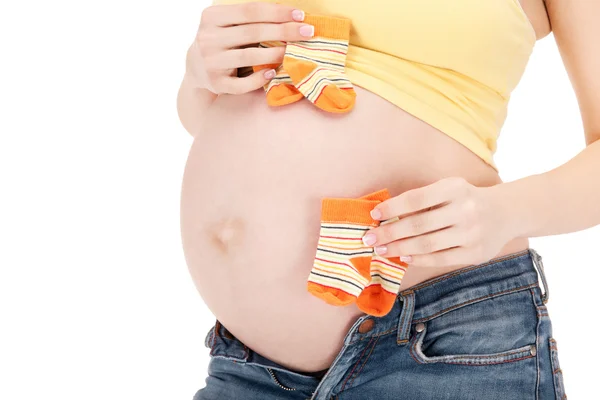 妊娠中の女性の腹とツインのソックス — Stock fotografie