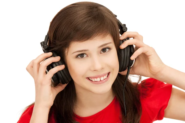 Šťastné dospívající dívka ve velkých sluchátka — Stock fotografie