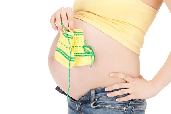 妊娠中の女性の腹と靴下 — ストック写真