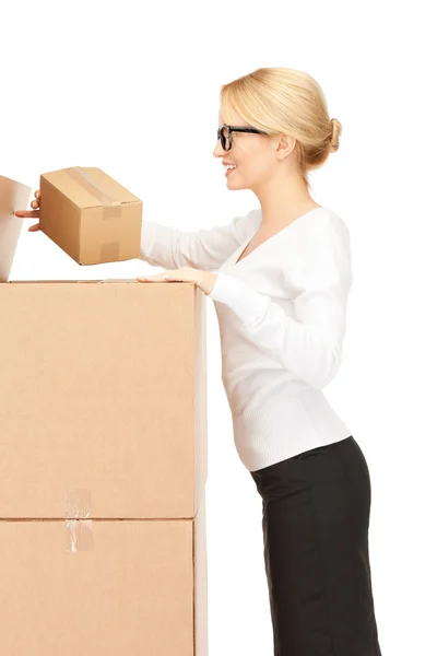 Attraktive Geschäftsfrau mit großen Schachteln — Stockfoto