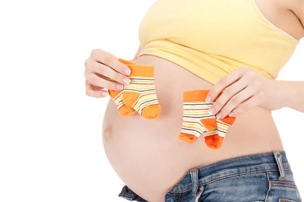 妊娠中の女性の腹とツインのソックス — ストック写真