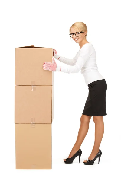 Приваблива бізнес-леді з великими коробками — стокове фото