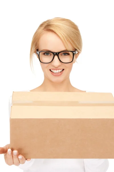 Приваблива бізнес-леді з картонною коробкою — стокове фото
