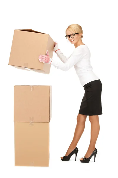 Attraktiva affärskvinna med stora lådor — Stockfoto