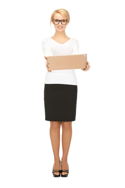 Atractiva empresaria con caja de cartón — Foto de Stock