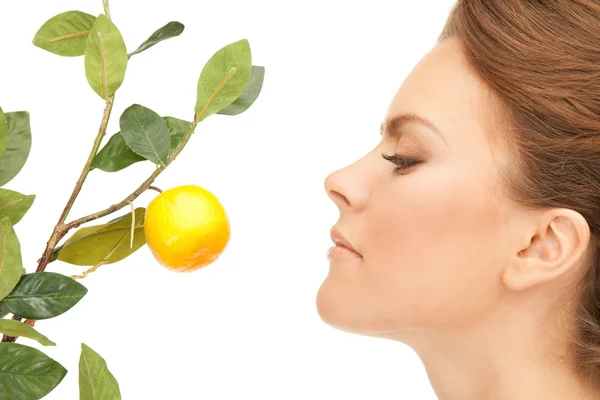 레몬 나뭇가지와 아름 다운 여자 — 스톡 사진