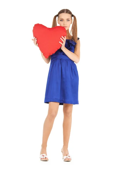 Mulher encantadora com travesseiro vermelho em forma de coração — Fotografia de Stock