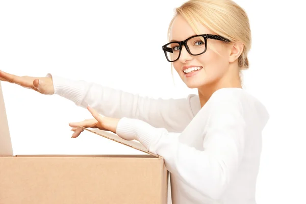 Aantrekkelijke zakenvrouw met kartonnen doos — Stockfoto