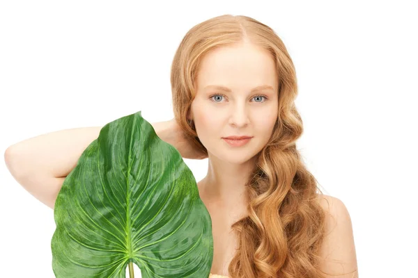 Vrouw met groen blad — Stockfoto