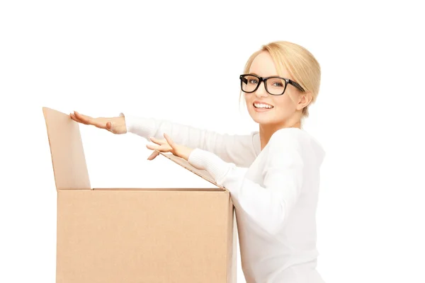 Aantrekkelijke zakenvrouw met kartonnen doos — Stockfoto