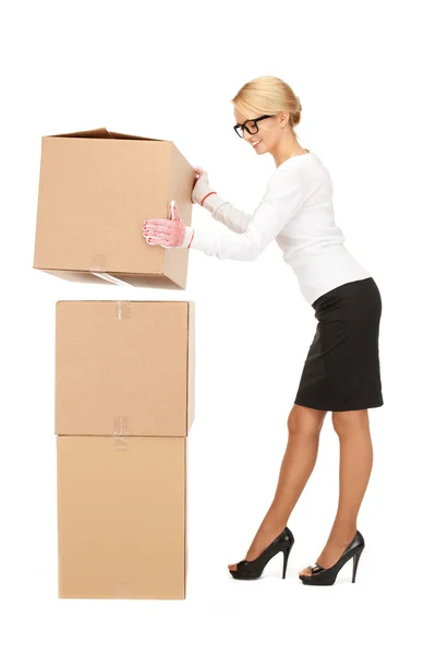 Aantrekkelijke zakenvrouw met grote dozen — Stockfoto