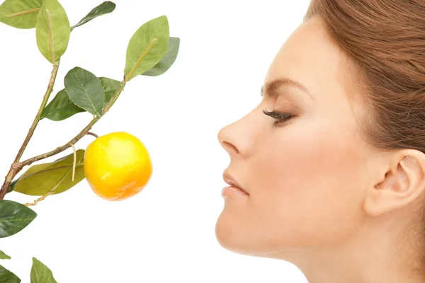 Mulher encantadora com galho de limão — Fotografia de Stock