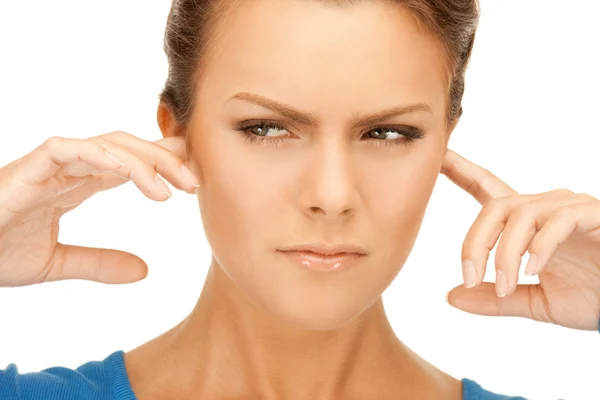 耳に指を持つ女性 — ストック写真