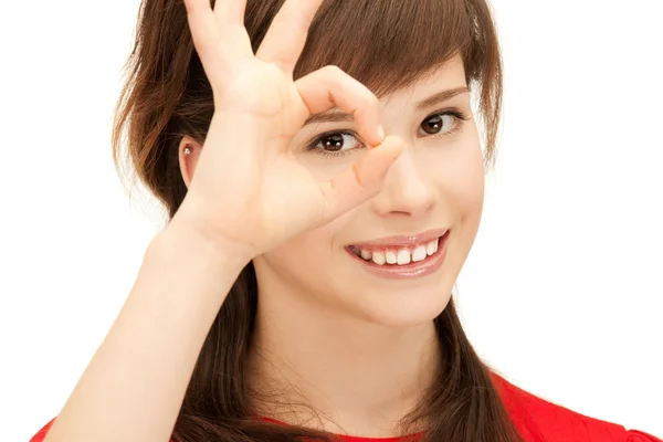 Adolescente chica mirando a través del agujero de los dedos — Foto de Stock