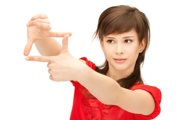 Tonårig flicka att skapa en ram med fingrar — Stockfoto
