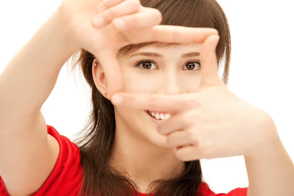 Menina adolescente criando uma moldura com os dedos — Fotografia de Stock