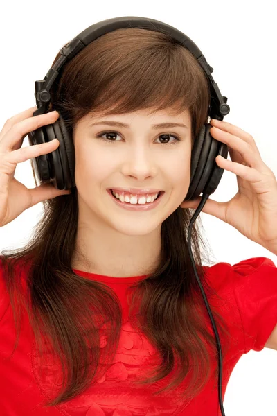 Szczęśliwy nastolatka w duże słuchawki — Zdjęcie stockowe