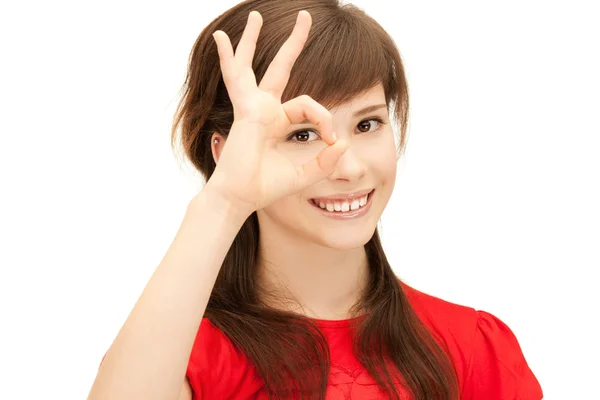 Adolescente chica mirando a través del agujero de los dedos — Foto de Stock