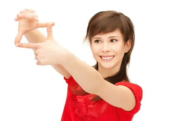 Genç kızın parmakları ile bir çerçeve oluşturma — Stok fotoğraf